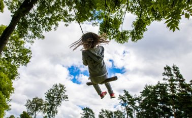 "El número de adultos sin niños aumenta rápidamente y el de las mujeres con tres, cuatro o más, baja. Un retroceso así es inédito en la Finlandia moderna", subrayó Anna Rotkirch, socióloga en una organización que trabaja con familias. AFP