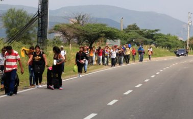 Un grupo de caminantes de venezolanos a la altura de Betania rumbo al interior del país. La Opinión