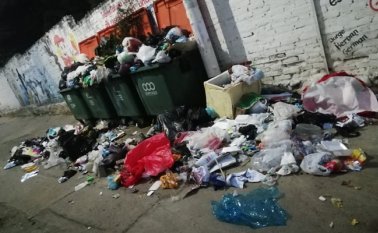 Así se veían los contenedores antes de que llegarán los operarios de recolección.  Cortesía