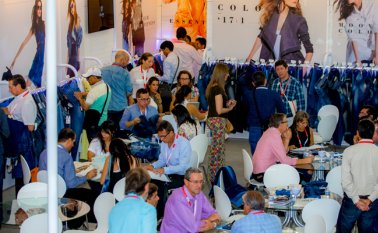 En los productos terminados de la temporada se espera observar vestidos largos, blusas con mangas anchas, faldas envueltas y tops tipo cajón, que son algunas de las tendencias para este año. Colprensa