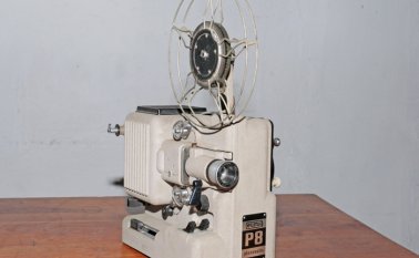 Proyector de cine Eumig P8 8mm. Este proyector fue utilizado en el teatro Guzman Berti (primer teatro de Cúcuta) desde 1893; el teatro fue creado en 1876, un año después del terremoto. La Opinión