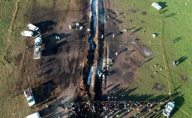 Vista aérea de la escena en la que se produjo un incendio masivo provocado por un oleoducto con fuga la noche anterior en Tlahuelilpan. AFP