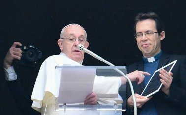 Francisco introdujo, gracias a una tableta, su intención de rezar el rosario por la paz durante la Jornada Mundial de la Juventud de Panamá. AFP