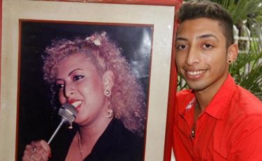 La voz de la ‘Diosa del vallenato’ se apagó a los 25 años cuando una de las llantas de su vehículo estalló y perdió el control.  El Universal