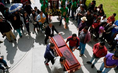 Familiares y amigos de César Jiménez, una de las 73 víctimas de un incendio en una toma ilegal de un oleoducto en Tlahuelilpan, asisten a su funeral. AFP