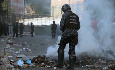 Decenas de manifestantes han levantado barricadas, que mantienen encendidas con desechos y alrededor de las cuales se han congregado para manifestar su rechazo al presidente Maduro. AFP