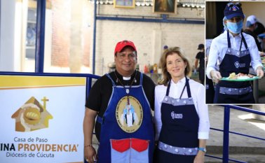 Caroline Kennedy ayudó a repartir varios platos de comida a los extranjeros y compartió unos momentos con el padre David Caña. Juan Pablo Cohen