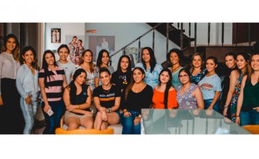 Daniela Olarte,Lina Garcés, Marcela Salazar, Loren , Eli, Dassy Peña, Luz Karime Ortiz y Anny Jaimes Támara Jaramillo.Sentadas: María Paula , María Beatriz Sayago, Adriana Zaccagnini y Gabriela Nieto, entre otras. Cortesía Faro Creativo