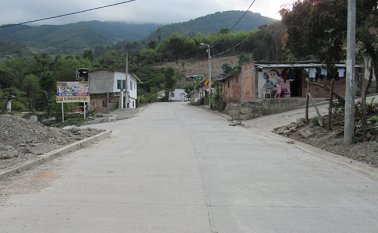El ingreso a Pamplonita ahora puede hacerse sin dificultades, con la ejecución de obras de pavimentación, tanto en concreto rígido como en asfalto. Roberto Ospino / La Opinión