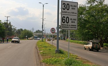 Conductores piden letreros de avisos. Mario Caicedo / La Opinión