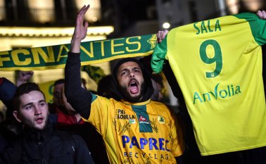 Hinchas del Nantes, exequipo del jugador argentino hicieron homenajes en su honor. AFP