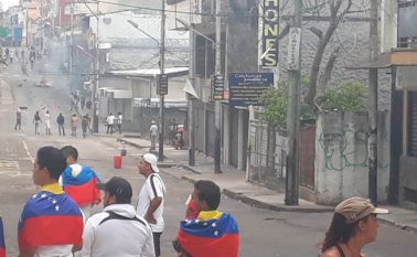 Hasta el momento se mantienen enfrentamientos entre manifestantes y uniformados en el centro de San Cristóbal. Twitter
