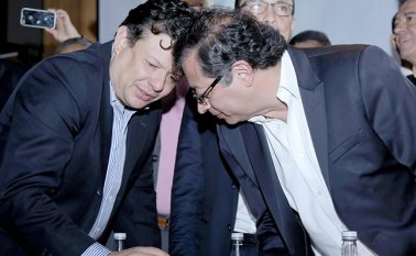 El senador Gustavo Petro, quien dirige la Colombia Humana, le pidió a Hollman Morris pensar más en su familia que en la política, en este momento. Colprensa