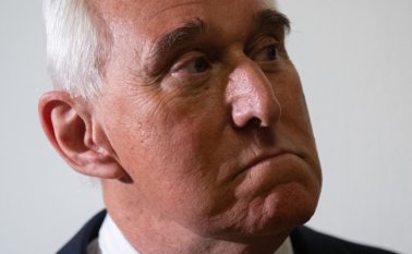 Stone, de 66 años, está acusado de un presunto delito de obstrucción de un procedimiento oficial, otros cinco delitos de declaraciones falsas y por un cargo de manipulación de testigos. AFP