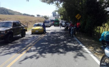 El paquete sospecho fue reportado en la vía que conduce al batallón. Cortesía