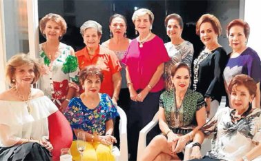 Betty de Correal, Martha de Benedetti, Clarita Sánchez, Contanza García Herreros, Nassire Saffi, Magaly de Canal y Mercedes de Hidalgo. Sentadas: Ligia de Haddad. Elsa de González, Silvia Faillace y Betty de Lamk. Cortesía