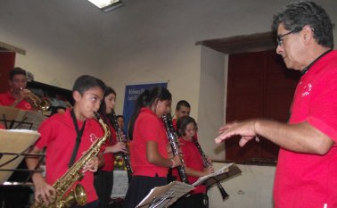 El maestro Martín Navarro cumplió cuatro décadas como gestor cultural en Ocaña. Él, se caracteriza por su gran carisma y por el talento musical. Tiene vocación para la enseñanza y es uno de los formadores más queridos en la Provincia.
Archivo