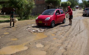 En su paso por El Rodeo la carretera, a juicio de los vecinos, parece un colador por la gran cantidad de huecos.
 Alfredo Estévez / La Opinión