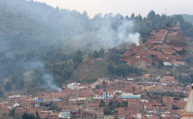 Desde el centro se observan quemas en los cerros de Pamplona. Por la sequía que se vive el Ideam lanzó una alerta y Corponor recordó que la práctica está prohibida por el Código de Policía.
Roberto Ospino / La Opinión