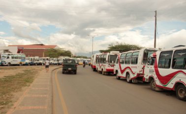 Desde las 5:00 de la mañana los buseteros se apostarán con sus unidades en las redomas y luego se movilizarán hasta un punto de concentración, en donde esperan dialogar con las autoridades. Archivo