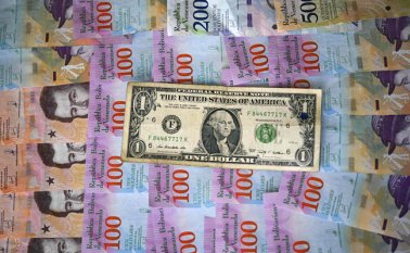 El nuevo esquema cambiario inició con un valor referencial de 3.200 bolívares por dólar. Tasa superior a la del mercado paralelo (2.800-3.000 bolívares soberanos). Archivo