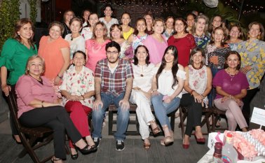 Un numeroso grupo de amigos.
César Obando / La Opinión