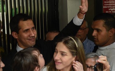 "No me van a amedrentar", dijo a la prensa el líder opositor, de 35 años, con su hija de 20 meses en brazos, a las puertas de su casa en Caracas. AFP