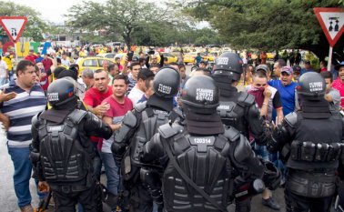El Escuadrón Móvil Antidisturbios (Esmad) tuvo que intervenir el jueves en algunos sectores de la ciudad para evitar el bloqueo de calles por parte de los taxistas.
Alfredo Estévez / La Opinión