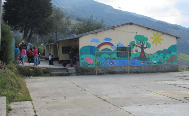 En el estudio se observan hundimientos en los pisos, paredes y grietas de un aula. Roberto Ospino / La Opinión