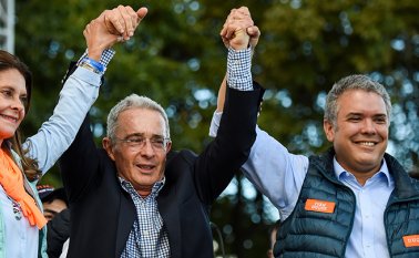 El día en que triunfó en las elecciones se captó esta fotografía en que aparecen la vicepresidenta Marta Lucía Ramírez, el senador Álvaro Uribe Vélez, y el presidente Iván Duque. Colprensa