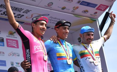 Óscar Quiroz ganó la prueba de 243,8 kilómetros, entre Villavicencio y Granada. En la foto junto a Juan Felipe Osorio (izquierda) y José Serpa. Colprensa