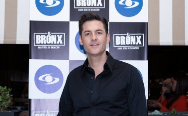 Ocho años llevaba sin fumar y le tocó por el personaje. Colprensa