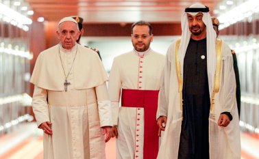 Francisco fue recibido por el príncipe heredero de Abu Dabi, sheik Mohamed bin Zayed al-Nahyan y por el iman de Al-Azhar. AFP
