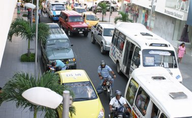 Las autoridades de tránsito evalúan la posibilidad de que se implemente un placa-día para toda la ciudad a partir de marzo, con lo cual se pueda garantizar la movilidad a los ciudadanos. Archivo