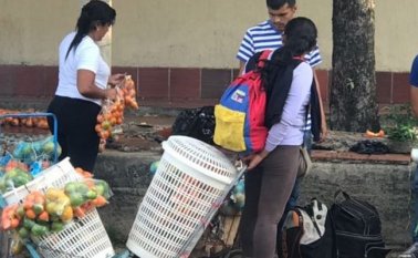 Miles de venezolanos cruzan la frontera cada día en busca de alimentos y medicinas, otros para trabajar en la informalidad y otros para buscar oportunidades de mejorar su calidad de vida en Colombia u otros países. Archivo