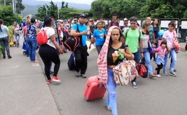 Miles de venezolanos cruzan la frontera cada día en busca de alimentos y medicinas, otros para trabajar en la informalidad y otros para buscar oportunidades de mejorar su calidad de vida en Colombia u otros países. Archivo