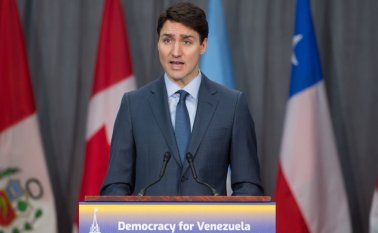 La ayuda canadiense está destinada a "responder a las necesidades más urgentes de los venezolanos sobre el terreno, principalmente los más de tres millones de refugiados", dijo Trudeau desde Ottawa en el discurso de apertura de una reunión del Grupo de Lima. AFP