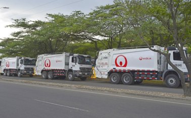 Los pimpineros utilizaron uno de los camiones como escudo cuando llegaron las autoridades al sitio. Cortesía