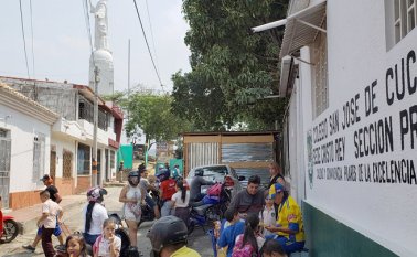 La infraestructura del colegio Cristo Rey requiere mejoras en la cancha, los baños, la pintura, el comedor que está cerrado, y necesita un celador. César Obando