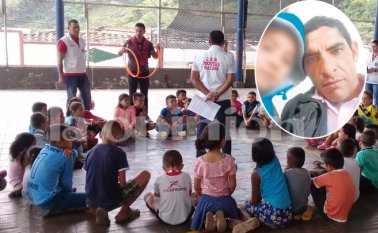 Un chaleco blanco es la medida de protección que utilizan los docentes para evitar ser atacados por los grupos armados ilegales. Cortesía