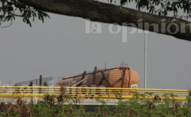Este es el camión cisterna que permanece en el puente, del lado venezolano. Juan Pablo Cohen / La Opinión