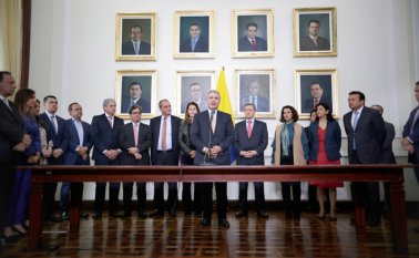Sin la presencia de muchos congresistas, el presidente de la República, Iván Duque, radicó ayer ante la Cámara de Representantes el Plan de Desarrollo ‘Pacto por Colombia, pacto por la equidad’, que se convertirá en su hoja de ruta para los próximos cuatro años. Colprensa