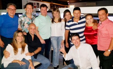 Cusi Yáñez, Leo Posada, Juan Carlos Superlano, Mabel Hernández, Dora Haddad, Juan Carlos Giatsidakis, Pilar Navas y Hugo Rios. Sentados: Rosario Sánchez, Carlos Ríos y Jorge Iván Peñaranda. Cortesía