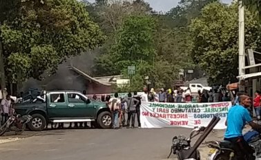 Con pancartas, los manifestantes muestran su malestar. Redes sociales