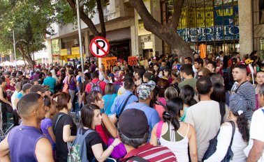 La falta de acceso al sistema financiero ha llevado a los migrantes a depender del envío de remesas para hacer sus operaciones, originando enormes congestiones en el centro de Cúcuta. Archivo