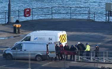 Pese a las "condiciones adversas" recuperaron con éxito el cuerpo previamente visto en los restos de la avioneta. AFP