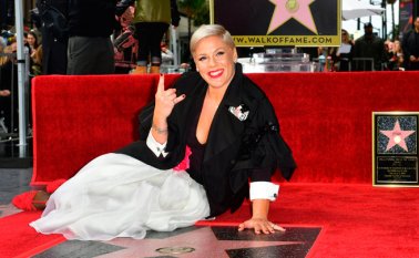 Pink, la cantante pop dijo al sentarse sobre su estrella en el Paseo de la Fama de Hollywood que “siento que estoy soñando y si alguien me pellizca, le voy a dar un puño en la ceja”. AFP