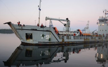 La embarcación de la Armada de Venezuela llegó al puerto de La Habana con una donación para apoyar los esfuerzos de recuperación después del impacto del tornado del 27 de enero. AFP