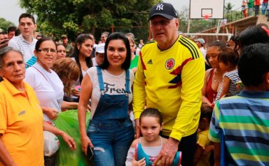 Alcalde de Cúcuta en la entrega de kits para los niños. Cortesía