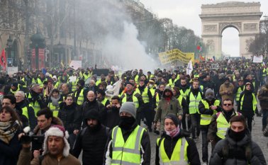 Según un testigo que filmó el final del suceso, Cyprien Royer, la mano fue arrancada por una granada llamada de dispersión. AFP